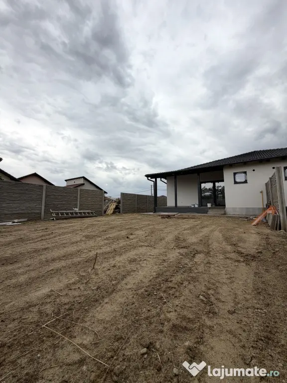 Duplex cu 4 camere, 96 mp utili, 16 mp terasa, 370 mp teren - Sag (Timis)