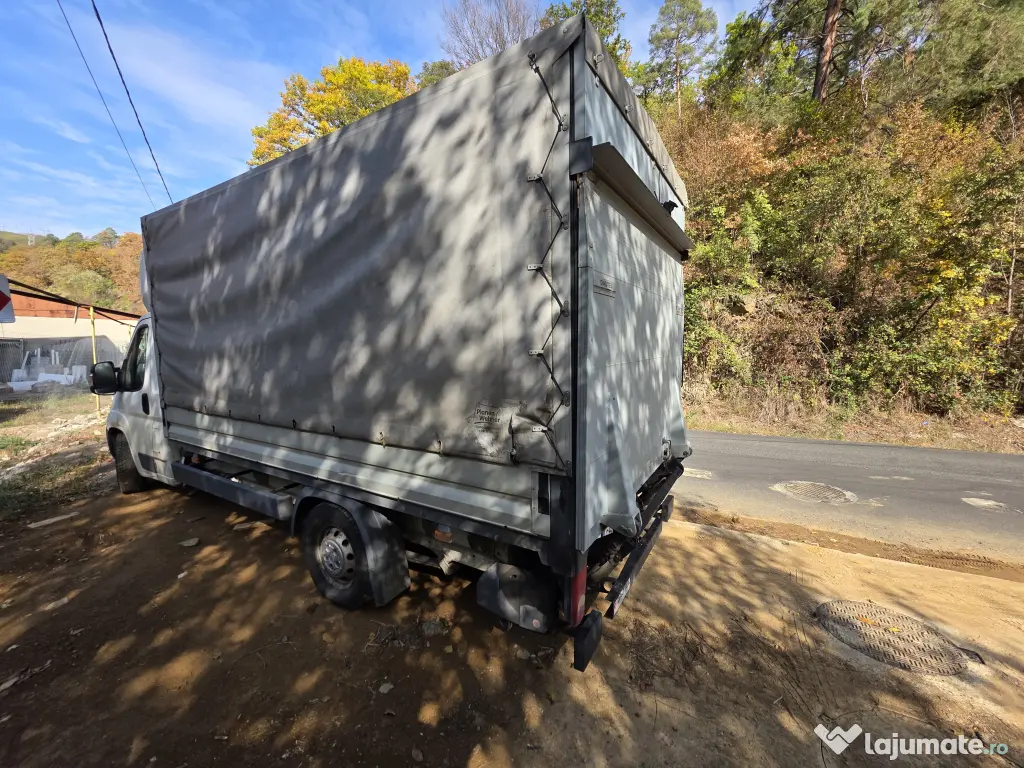 Camioneta Citroen Jumper cu prelată si lift