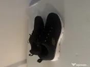 Adidasi sketchers 