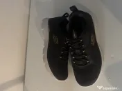 Adidasi sketchers 