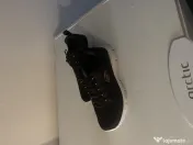 Adidasi sketchers 