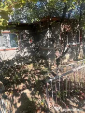 Imobil de vânzare cu două corpuri de casă și teren de 1. 