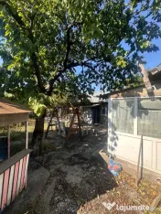 Imobil de vânzare cu două corpuri de casă și teren de 1. 
