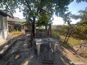 Imobil de vânzare cu două corpuri de casă și teren de 1. 