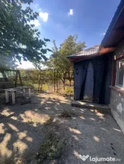 Imobil de vânzare cu două corpuri de casă și teren de 1. 