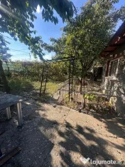 Imobil de vânzare cu două corpuri de casă și teren de 1. 