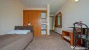 Comision 0 %! Pensiune cu 12 camere de vânzare, str. De Mijloc!