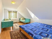 Proprietate deosebita in Padureni: 2 case, domeniu de 3.800m 