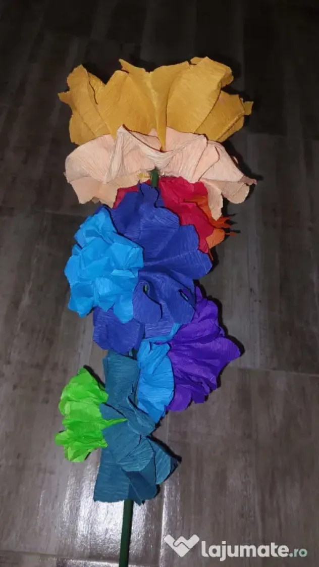 Sorcovă handmade – flori multicolore din hârtie creponată