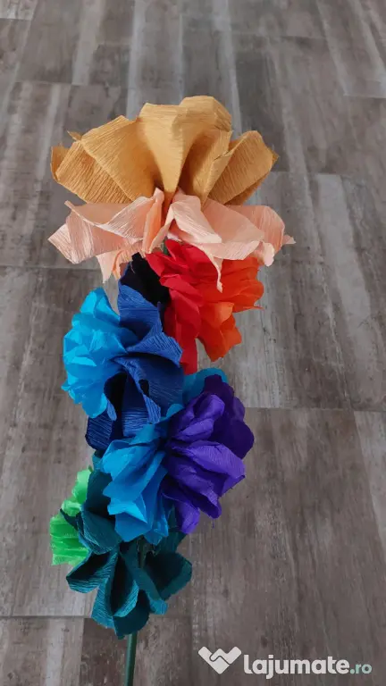 Sorcovă handmade – flori multicolore din hârtie creponată