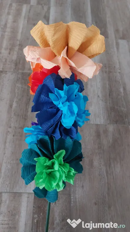 Sorcovă handmade – flori multicolore din hârtie creponată
