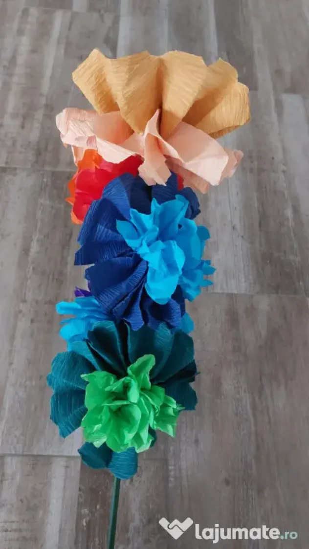 Sorcovă handmade – flori multicolore din hârtie creponată