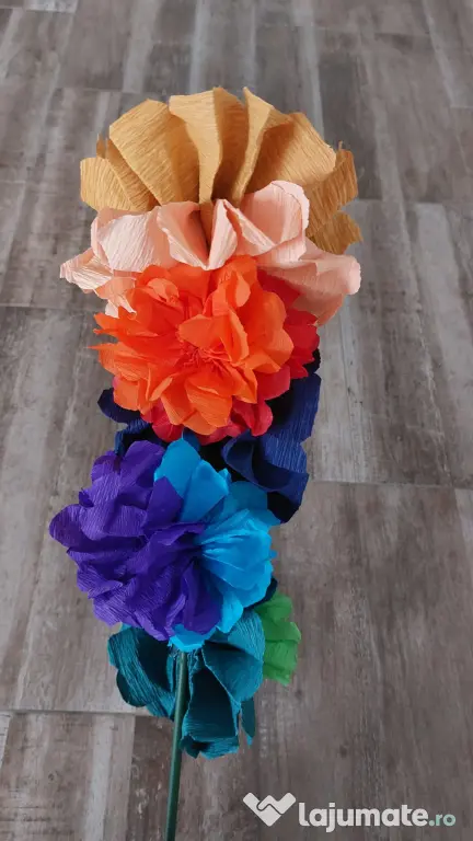 Sorcovă handmade – flori multicolore din hârtie creponată
