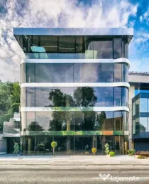 Open space in cladire de birouri moderna