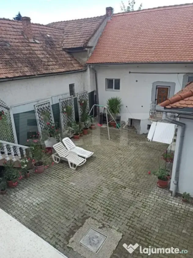 Două Case + 2 Spații Comerciale, 440 mp Utili – pe Str.
