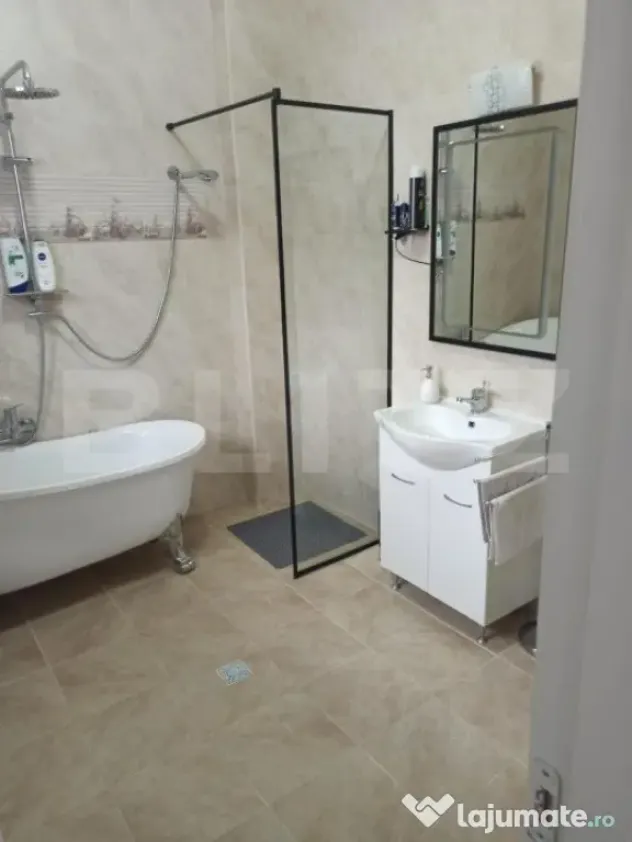 Două Case + 2 Spații Comerciale, 440 mp Utili – pe Str.