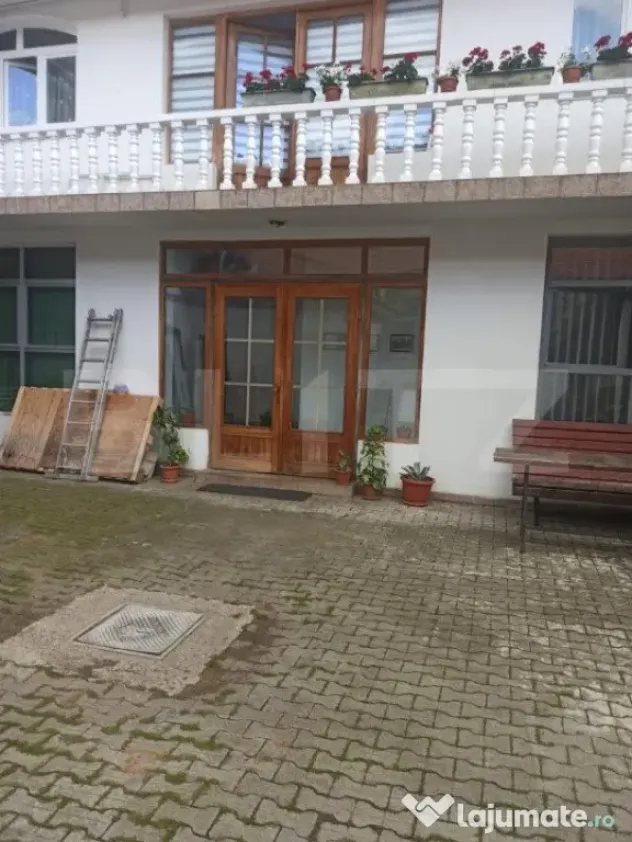 Două Case + 2 Spații Comerciale, 440 mp Utili – pe Str.