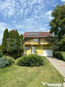 Proprietate de excepție cu casă spațioasă, piscină și