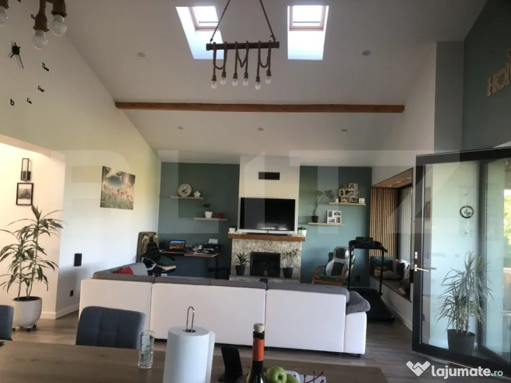 Casa/Vila de vanzare / posibil Pensiune ,cu view și pădur