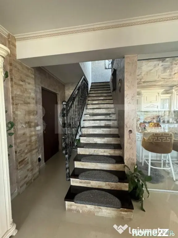 Penthouse ,4 camere , 177 mp , zona centrala ,Radauti