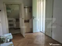 Casa, zona centrala, curte comuna