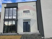 Casă / Vilă cu 5 camere de vânzare 