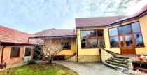 Casă spatioasă cu 5 camere, 210 mp, potrivită pentru loc