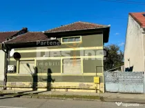 Vand casa ultracentrl Simeria din caramida acces de pe 2 str