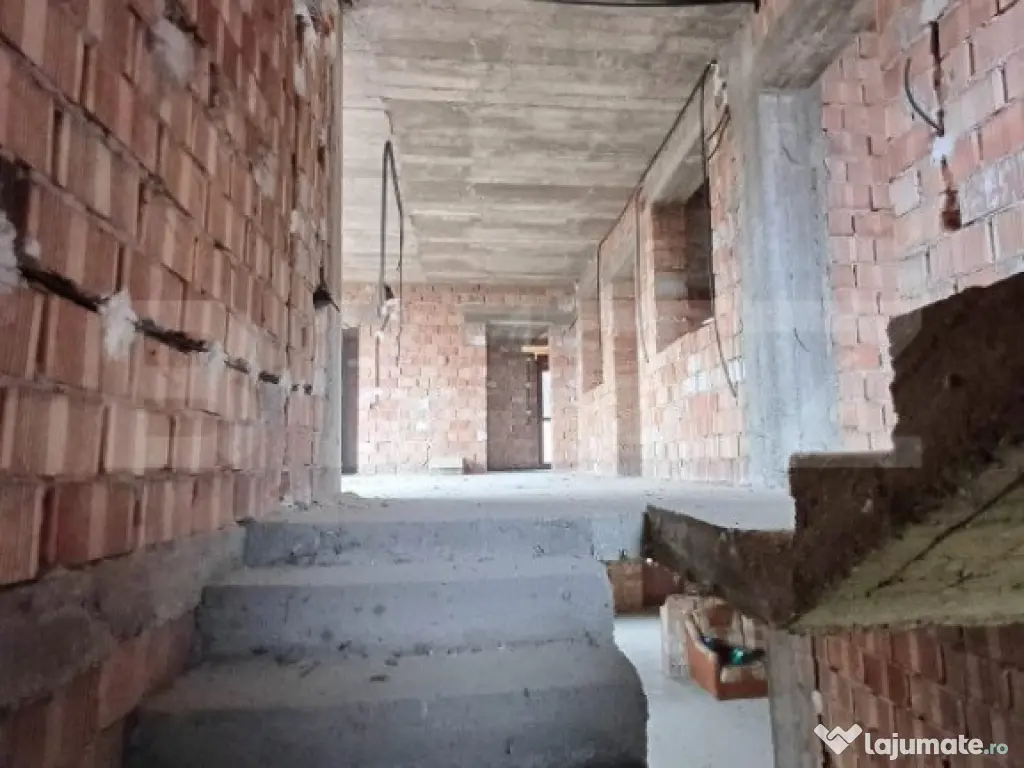 Duplex la rosu in Luna, langa Campia Turzii