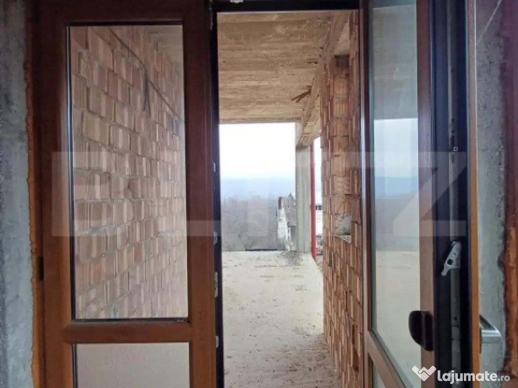 Duplex la rosu in Luna, langa Campia Turzii