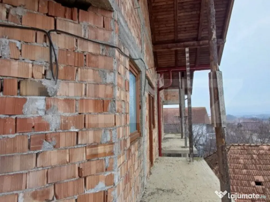 Duplex la rosu in Luna, langa Campia Turzii