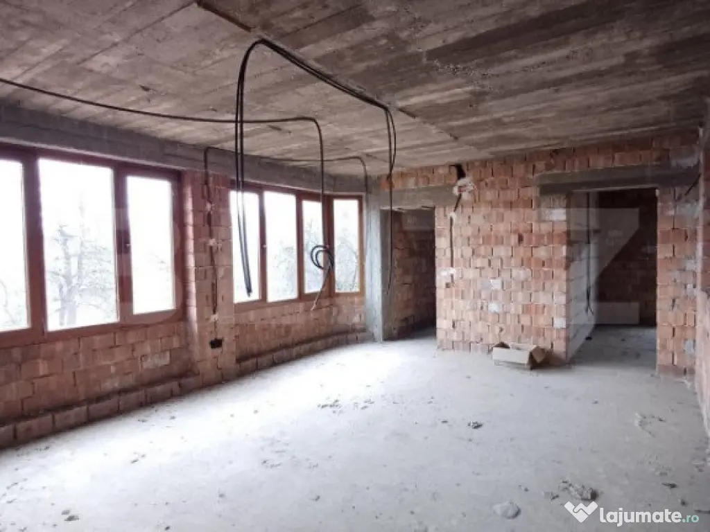 Duplex la rosu in Luna, langa Campia Turzii