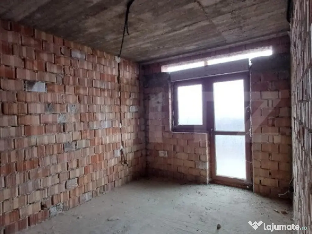 Duplex la rosu in Luna, langa Campia Turzii