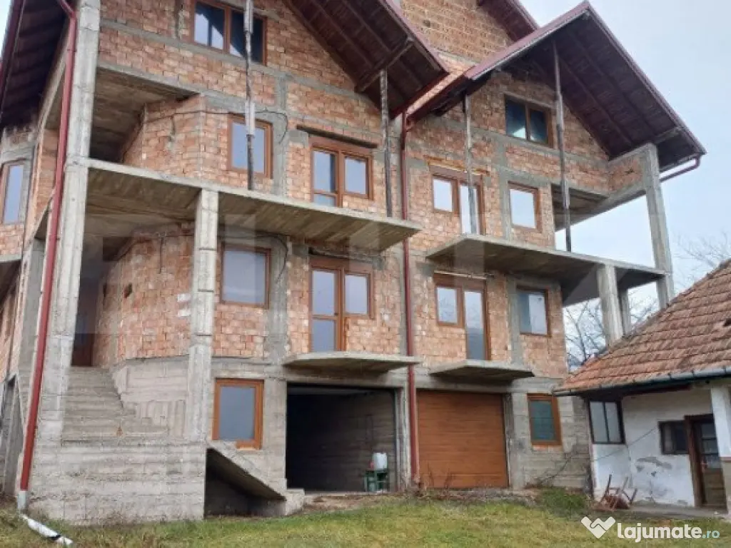 Duplex la rosu in Luna, langa Campia Turzii