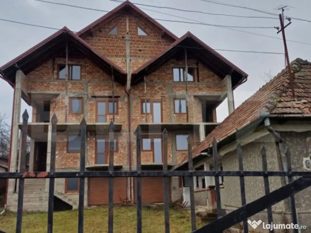Duplex la rosu in Luna, langa Campia Turzii