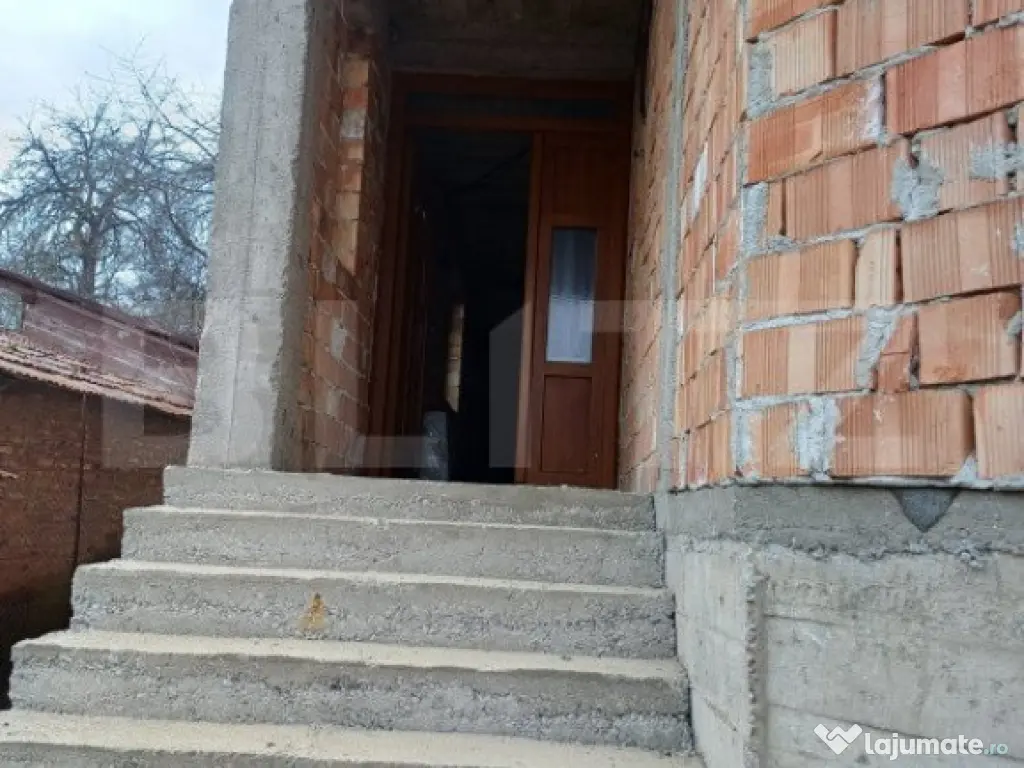 Duplex la rosu in Luna, langa Campia Turzii