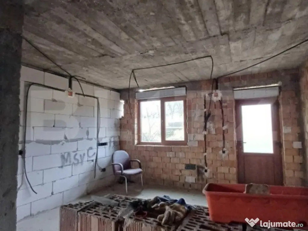 Duplex la rosu in Luna, langa Campia Turzii