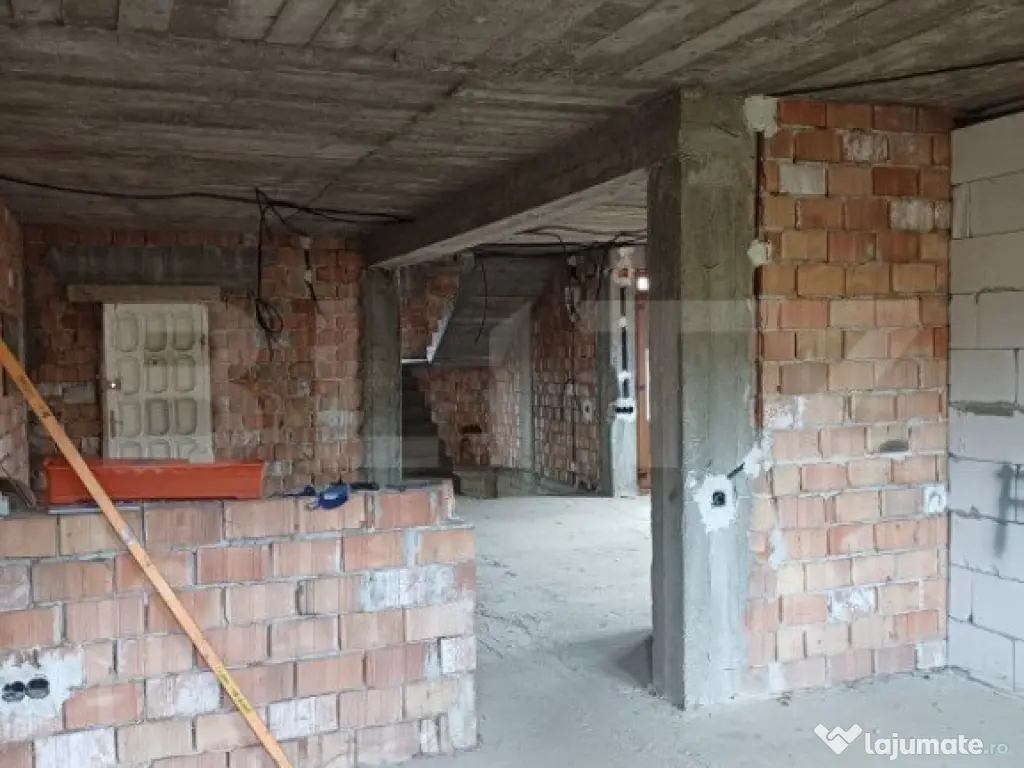 Duplex la rosu in Luna, langa Campia Turzii