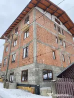 Pensiune la roșu de vanzare, 18 camere, 726 mp, zona Vatra
