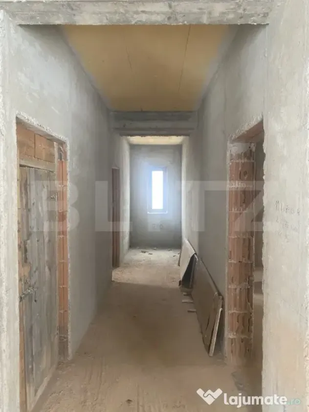Pensiune la roșu de vanzare, 18 camere, 726 mp, zona Vatra