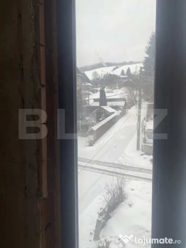 Pensiune la roșu de vanzare, 18 camere, 726 mp, zona Vatra