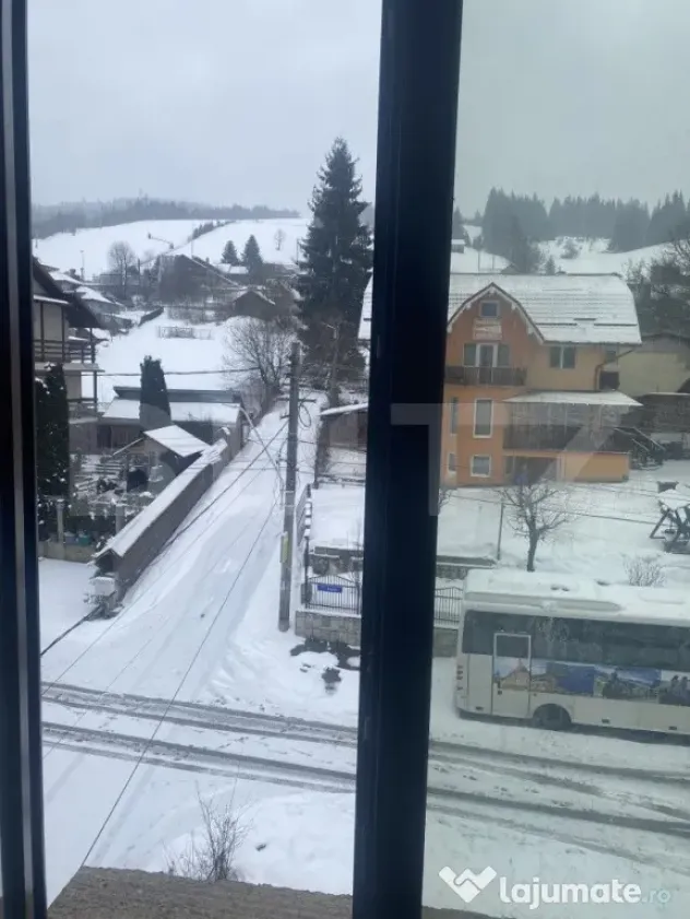 Pensiune la roșu de vanzare, 18 camere, 726 mp, zona Vatra