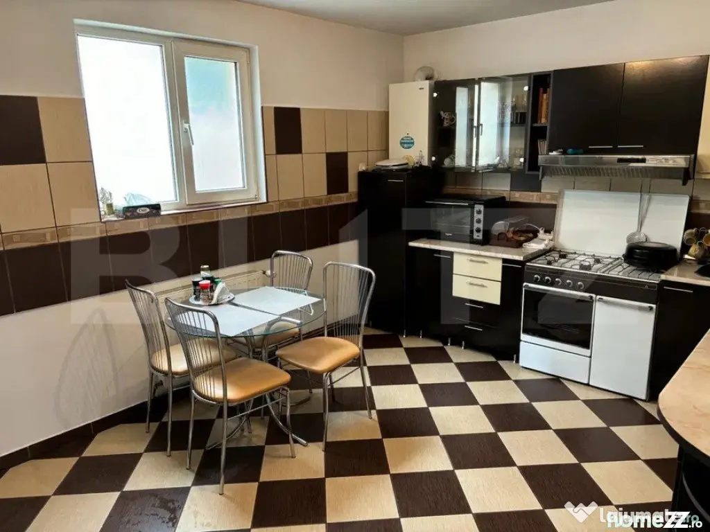 Casa P+1 de vanzare, cu 4 camere, 180 mp, zona Micro 2