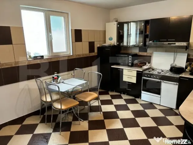 Casa P+1 de vanzare, cu 4 camere, 180 mp, zona Micro 2