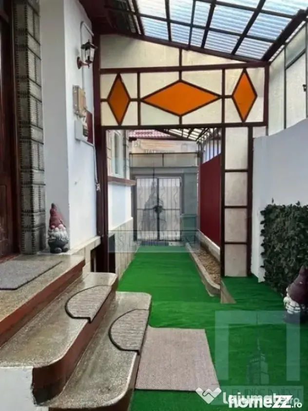 Casa singur in curte - zona Schei