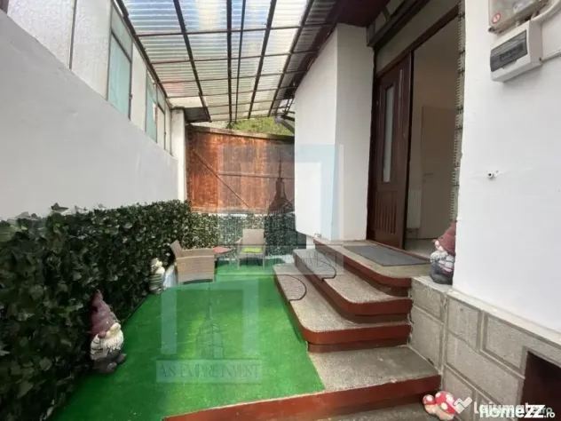 Casa singur in curte - zona Schei