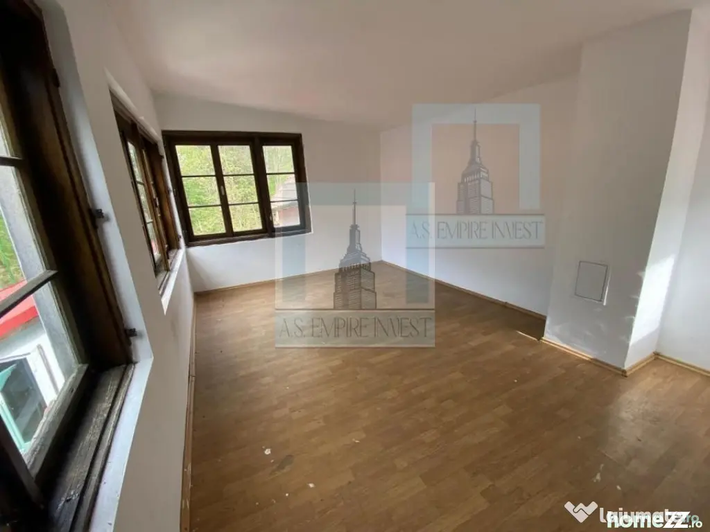 Casa singur in curte - zona Schei