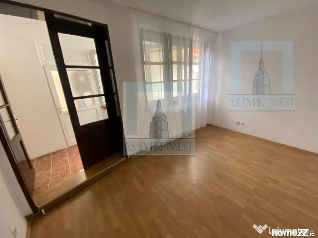 Casa singur in curte - zona Schei
