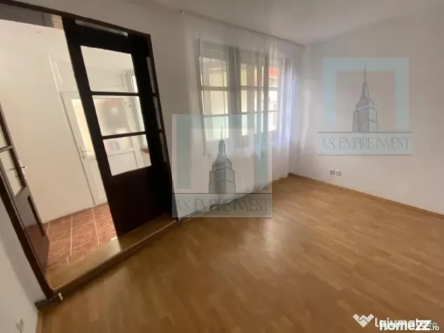 Casa singur in curte - zona Schei