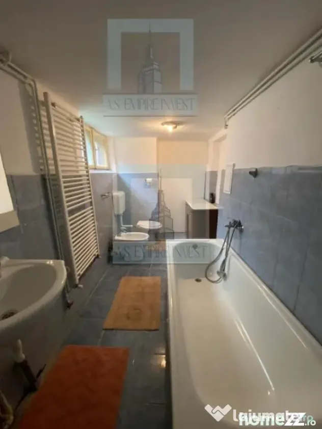 Casa singur in curte - zona Schei